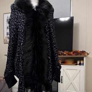 Chic Black Leopard Print Cape with Faux Fur Trim